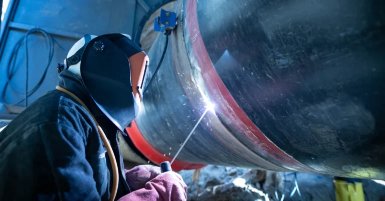 Fungsi kawat las LB dan RB pada pekerjaan pengelasan pipa di industri berat.