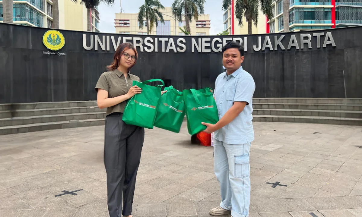 Penyerahan Hadiah Juara Lomba Artikel INTIWI x HMTM UNJ 2026