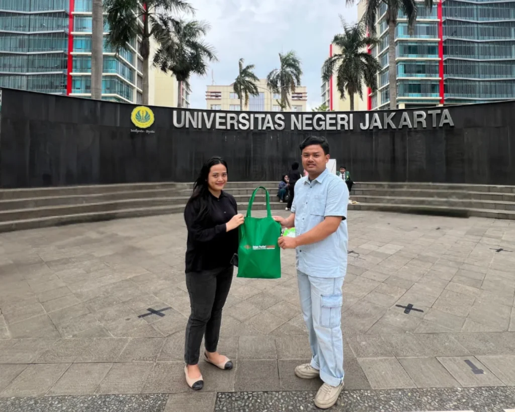 Penyerahan Hadiah Juara Lomba Artikel INTIWI x HMTM UNJ 2026 oleh nicky putri safira