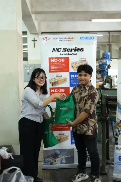 penyerahan juara demo pengelasan universitas sanata dharma yogyakarta