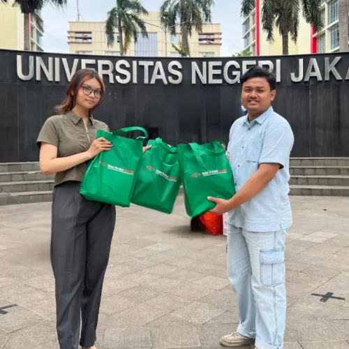 Penyerahan Hadiah Juara Lomba Artikel INTIWI x HMTM UNJ 2026